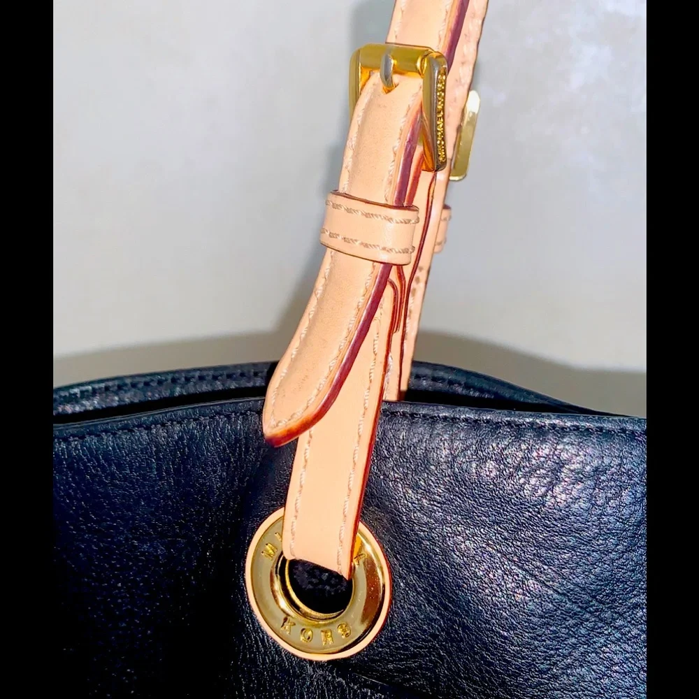 Michael Kors Leather Tote/ Shoulder Bag. - Picture 3 of 11